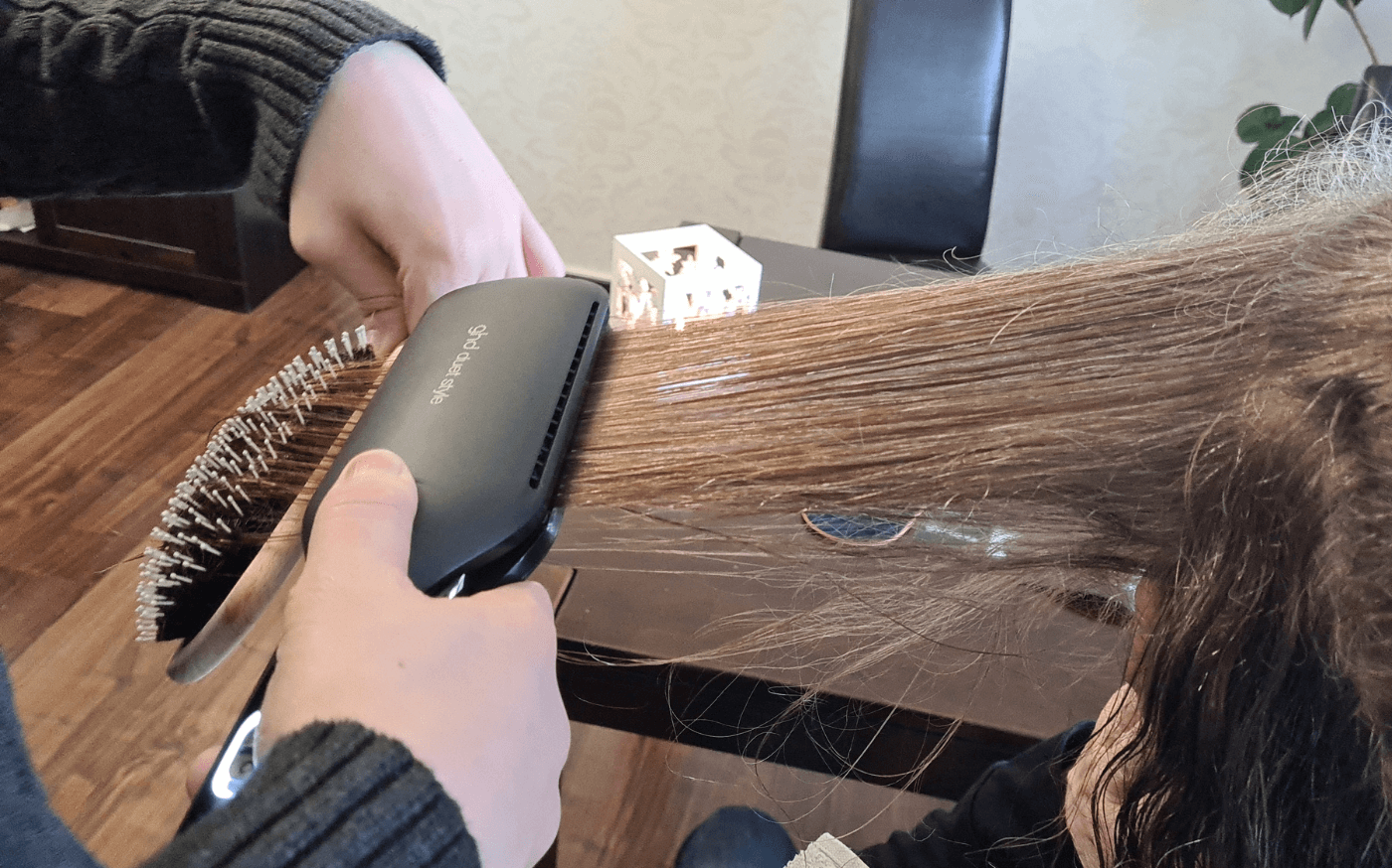 Der GHD Duet Styler wird im nassen Haar angewendet.